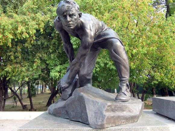 Opis rzeźby Ivana Shadra Bruk   broń proletariatu