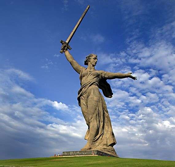 Opis pomnika rzeźby Ojczyzna wzywa w Wołgogradzie