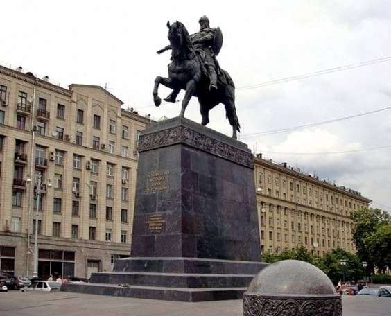 Opis pomnika Jurija Dołgoruki w Moskwie
