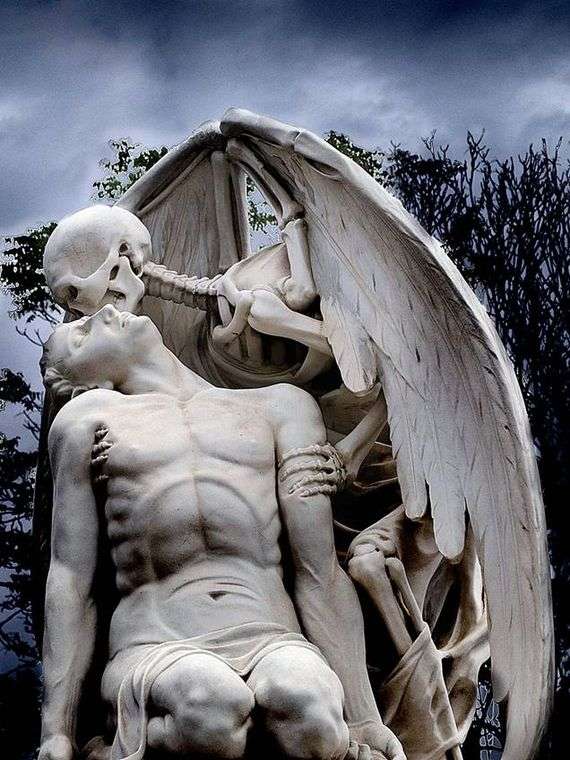 Opis rzeźby Pocałunek śmierci
